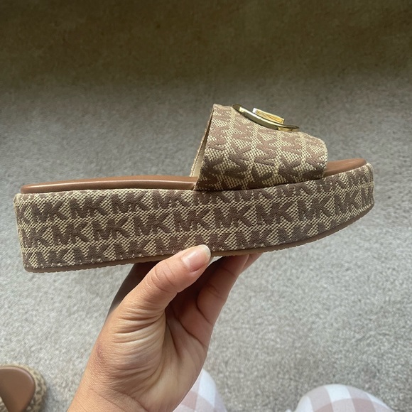 I am selling this Vite Michael kors platform sandals ! - Picture 2 of 7